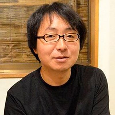 Takumi Tanji, reconocido director artístico de Suzume, compartiendo su visión creativa en un evento sobre animación.